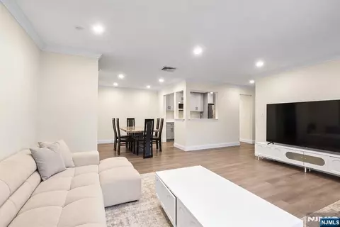 100 Crown Ct #461, Edgewater, NJ 07020