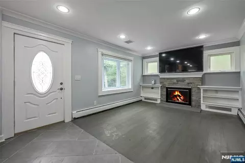 Living - 122 Garside Ave, Wayne, NJ 07470 photo 3 of 6