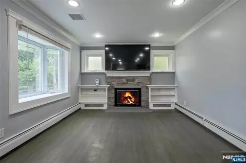 Living - 122 Garside Ave, Wayne, NJ 07470 photo 4 of 6