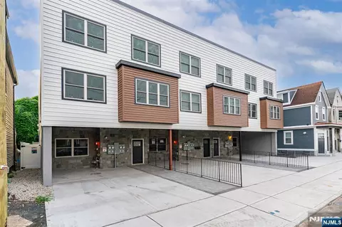 643 S 10th St, Newark, NJ 07108