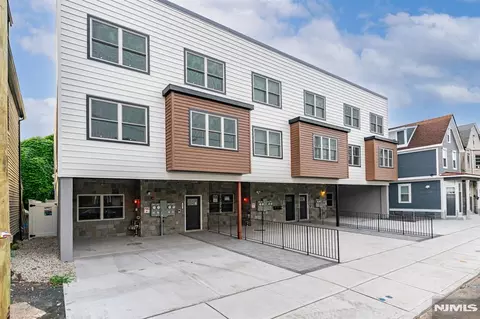 643 S 10th St, Newark, NJ 07108