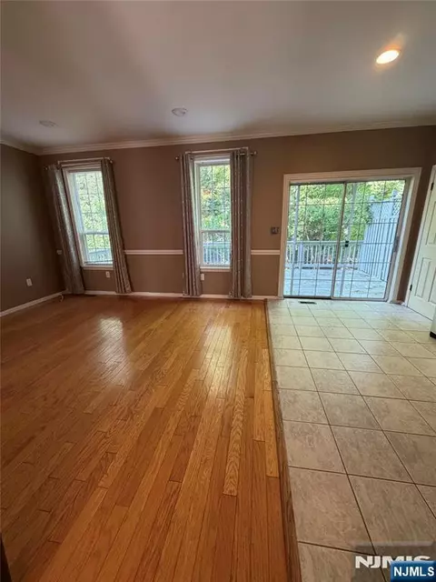 Living - 123 Bobolink Ct, Wayne, NJ 07470 photo 3 of 4
