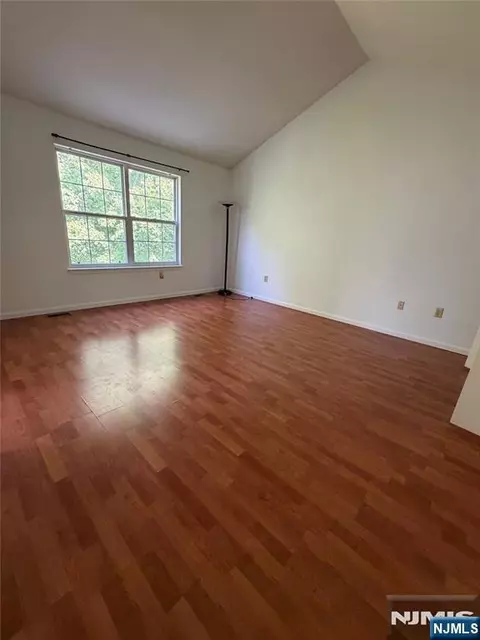 Living - 123 Bobolink Ct, Wayne, NJ 07470 photo 2 of 4