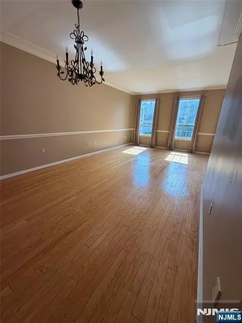 Living - 123 Bobolink Ct, Wayne, NJ 07470 photo 4 of 4