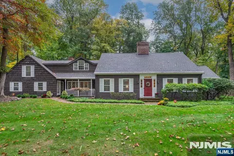 16 Plymouth Dr, Saddle River, NJ 07458