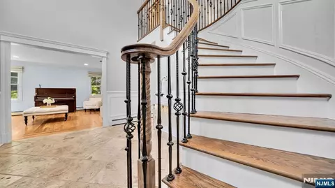 Entry Way - 26 Devonshire Rd, Cresskill, NJ 07626 photo 5 of 8