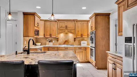 Kitchen - 26 Devonshire Rd, Cresskill, NJ 07626 photo 4 of 4
