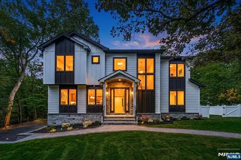 914 Hammond Rd, Ridgewood, NJ 07450