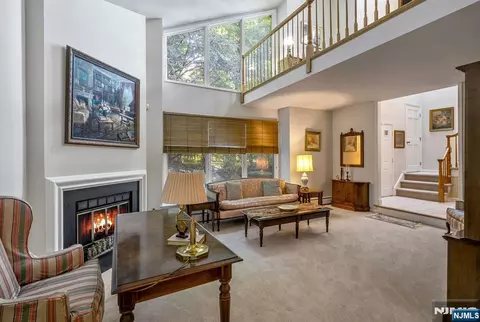 15 Bentley Dr, Franklin Lakes, NJ 07417