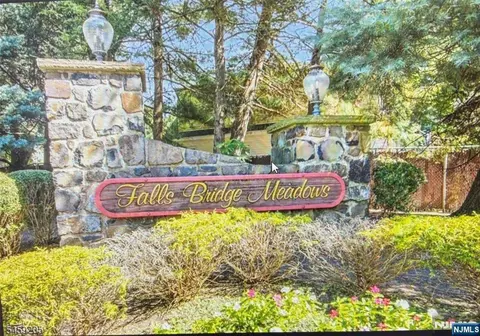 62 Falls Bridge Dr #419, Totowa, NJ 07512