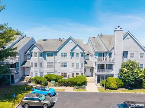 15 Boulder Run Rd, Paterson, NJ 07501