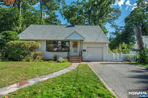 10 Fernwood Dr, Fair Lawn, NJ 07410