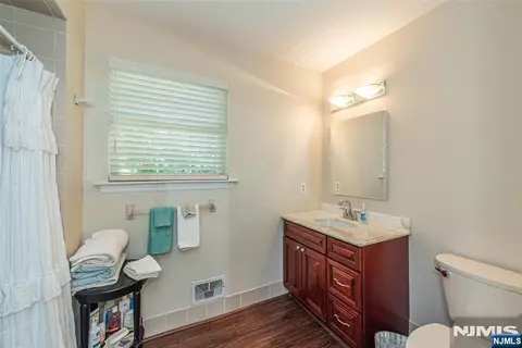Bath - 8 Birdseye Cir, Wayne, NJ 07470 photo 1 of 4