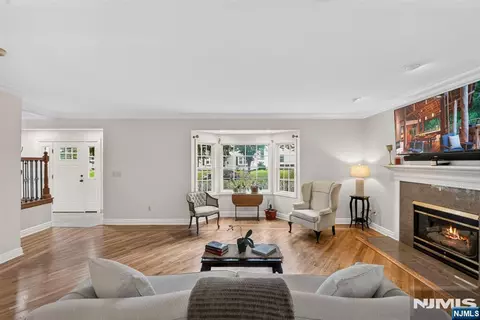 Living - 410 Chestnut St, Paramus, NJ 07652 photo 2 of 4