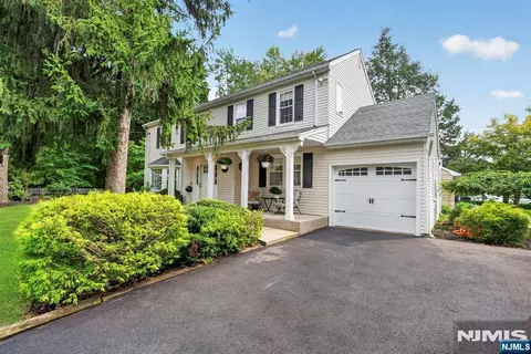 Exterior - 410 Chestnut St, Paramus, NJ 07652 photo 2 of 4