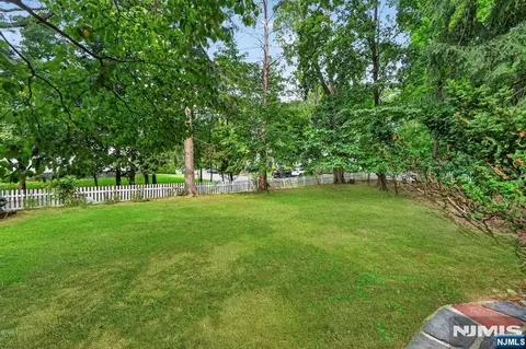 Exterior - 410 Chestnut St, Paramus, NJ 07652 photo 3 of 4