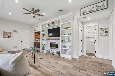 Entry Way - 4 Stuart Ln, Wayne, NJ 07470 photo 2 of 4