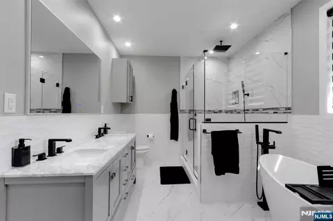 Bath - 207 Wilsey Ct, Paramus, NJ 07652 photo 3 of 7