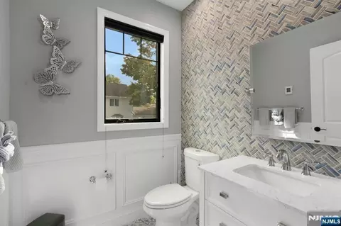 Bath - 207 Wilsey Ct, Paramus, NJ 07652 photo 1 of 7