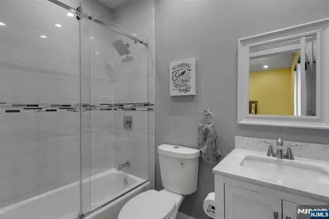 Bath - 207 Wilsey Ct, Paramus, NJ 07652 photo 5 of 7