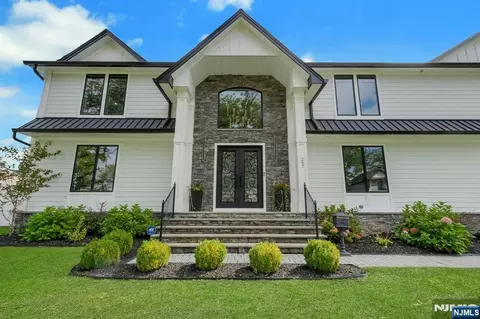 Exterior - 207 Wilsey Ct, Paramus, NJ 07652 photo 3 of 11