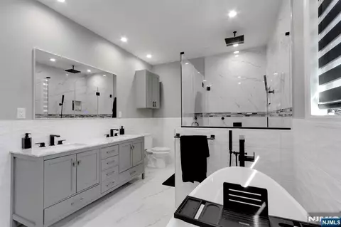 Bath - 207 Wilsey Ct, Paramus, NJ 07652 photo 2 of 7
