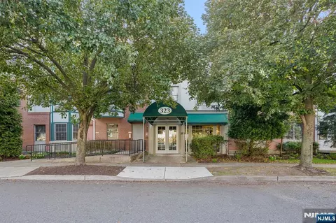 323 Willow St #2I, Teaneck, NJ 07666
