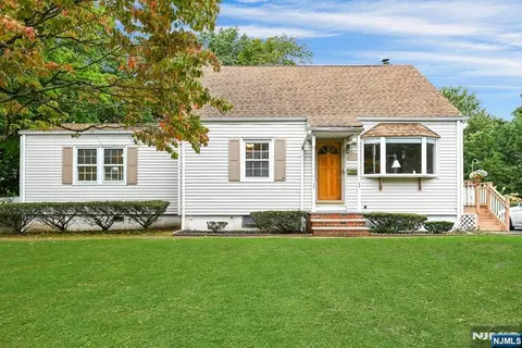 35 Oak St, Oakland, NJ 07436
