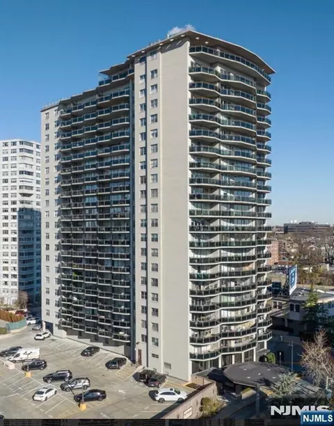 2077 Center Ave #7J, Fort Lee, NJ 07024