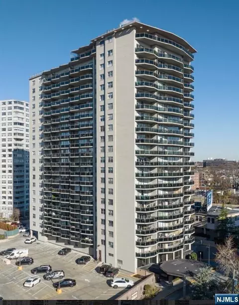 2077 Center Ave #7J, Fort Lee, NJ 07024