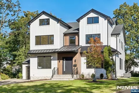 22 Reeve Cir, Millburn, NJ 07041