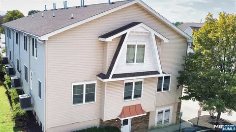 3 Doris Ln, Wallington, NJ 07057
