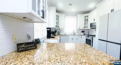 Entry Way - 3 Doris Ln, Wallington, NJ 07057 photo 3 of 15