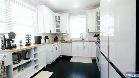 Entry Way - 3 Doris Ln, Wallington, NJ 07057 photo 1 of 15