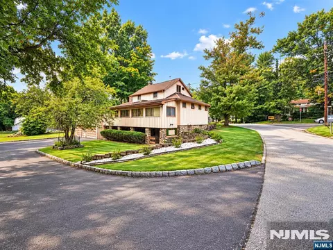 830 Circle Ave, Franklin Lakes, NJ 07417