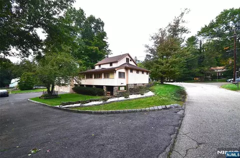 830 Circle Ave, Franklin Lakes, NJ 07417
