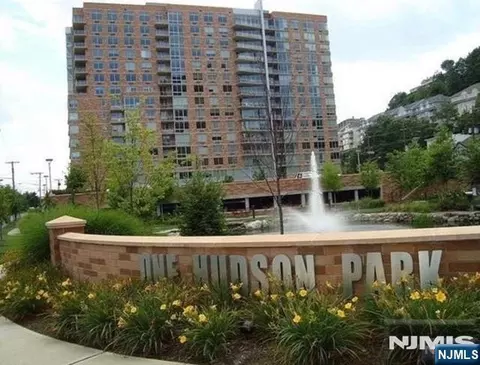 1611 Hudson Park, Edgewater, NJ 07020