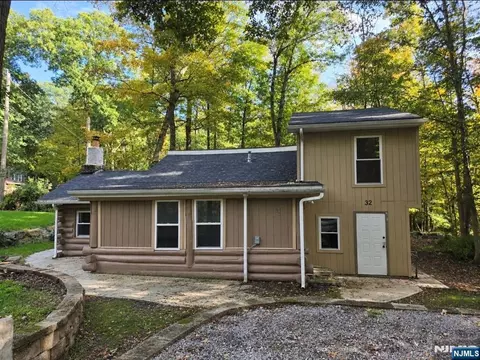 32 Park Dr, West Milford, NJ 07480