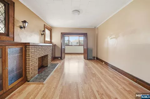 Living - 288 Devon St, Kearny, NJ 07032 photo 5 of 6