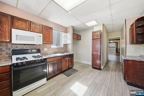 Entry Way - 288 Devon St, Kearny, NJ 07032 photo 2 of 9