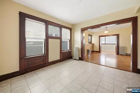 Living - 288 Devon St, Kearny, NJ 07032 photo 4 of 6