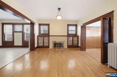 Living - 288 Devon St, Kearny, NJ 07032 photo 2 of 6