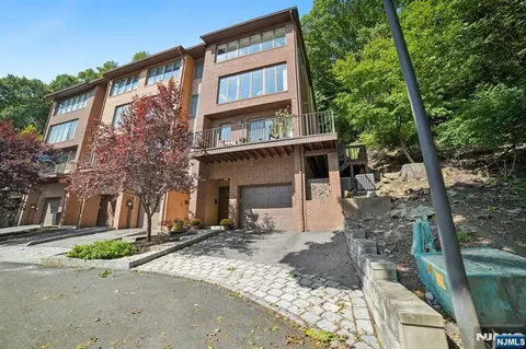 25 Yorkview Dr #CN, Edgewater, NJ 07020