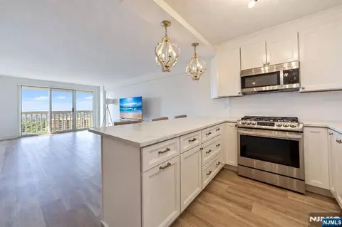 555 North Ave #17L, Fort Lee, NJ 07024