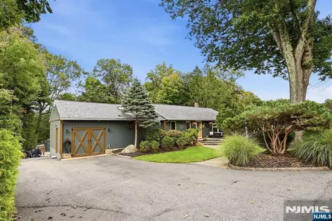 63 Manito Ave, Oakland, NJ 07436
