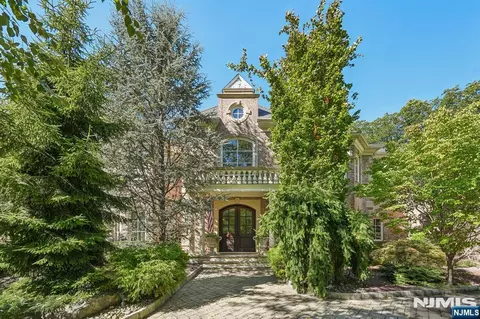 743 Peach Tree Ln, Franklin Lakes, NJ 07417