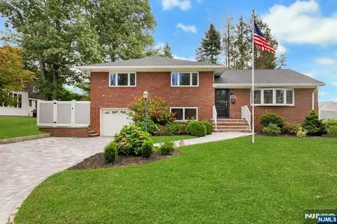 11 Raymond St, Englewood Cliffs, NJ 07632