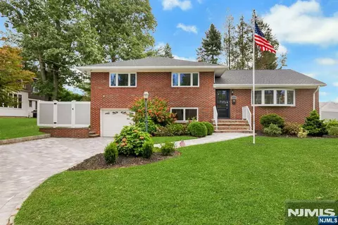 11 Raymond St, Englewood Cliffs, NJ 07632