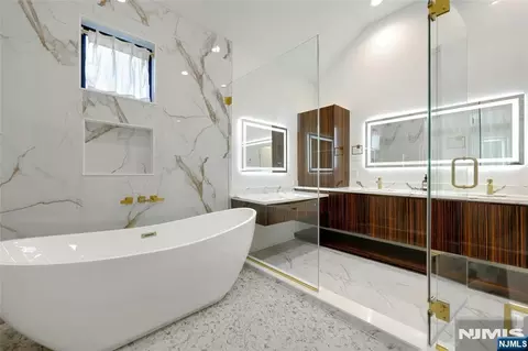 Bath - 260 Virginia Ct, Paramus, NJ 07652 photo 4 of 9