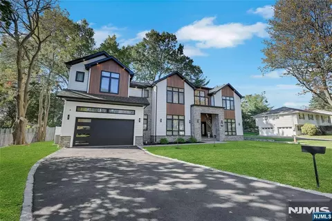 Exterior - 260 Virginia Ct, Paramus, NJ 07652 photo 3 of 5